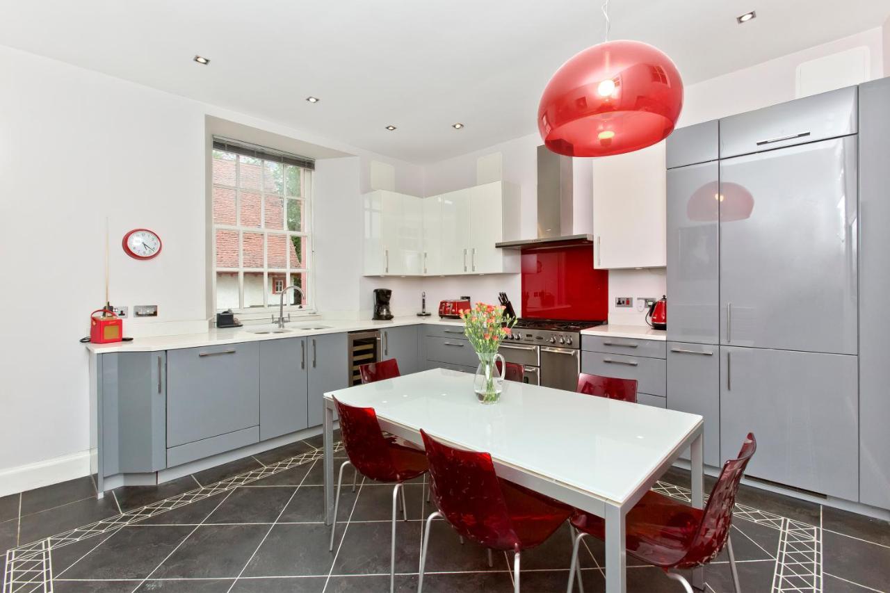 Luxury 3-Bedroom Apartment With Stunning Views At Ramsay Garden Edimburgo Esterno foto