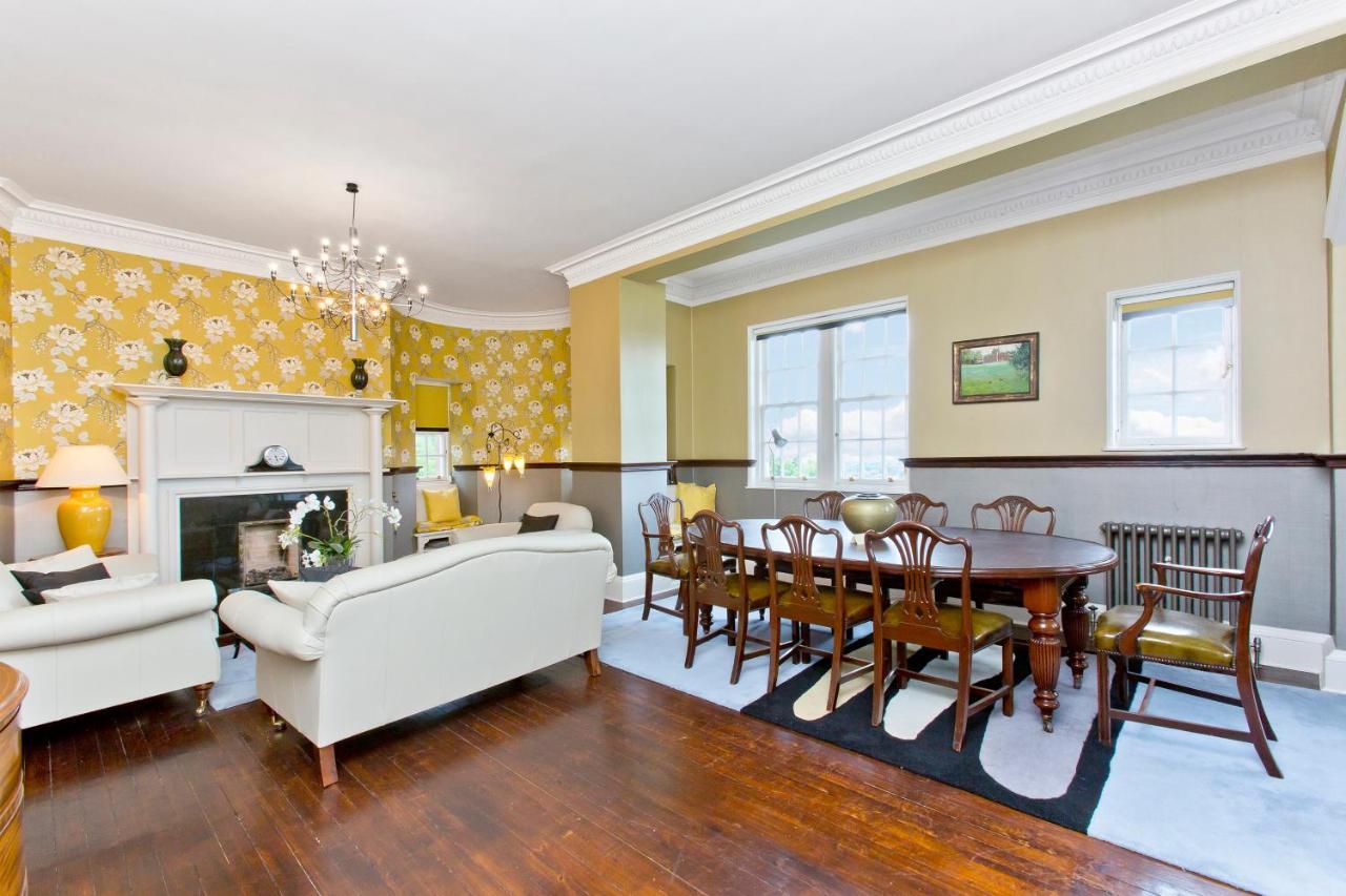 Luxury 3-Bedroom Apartment With Stunning Views At Ramsay Garden Edimburgo Esterno foto