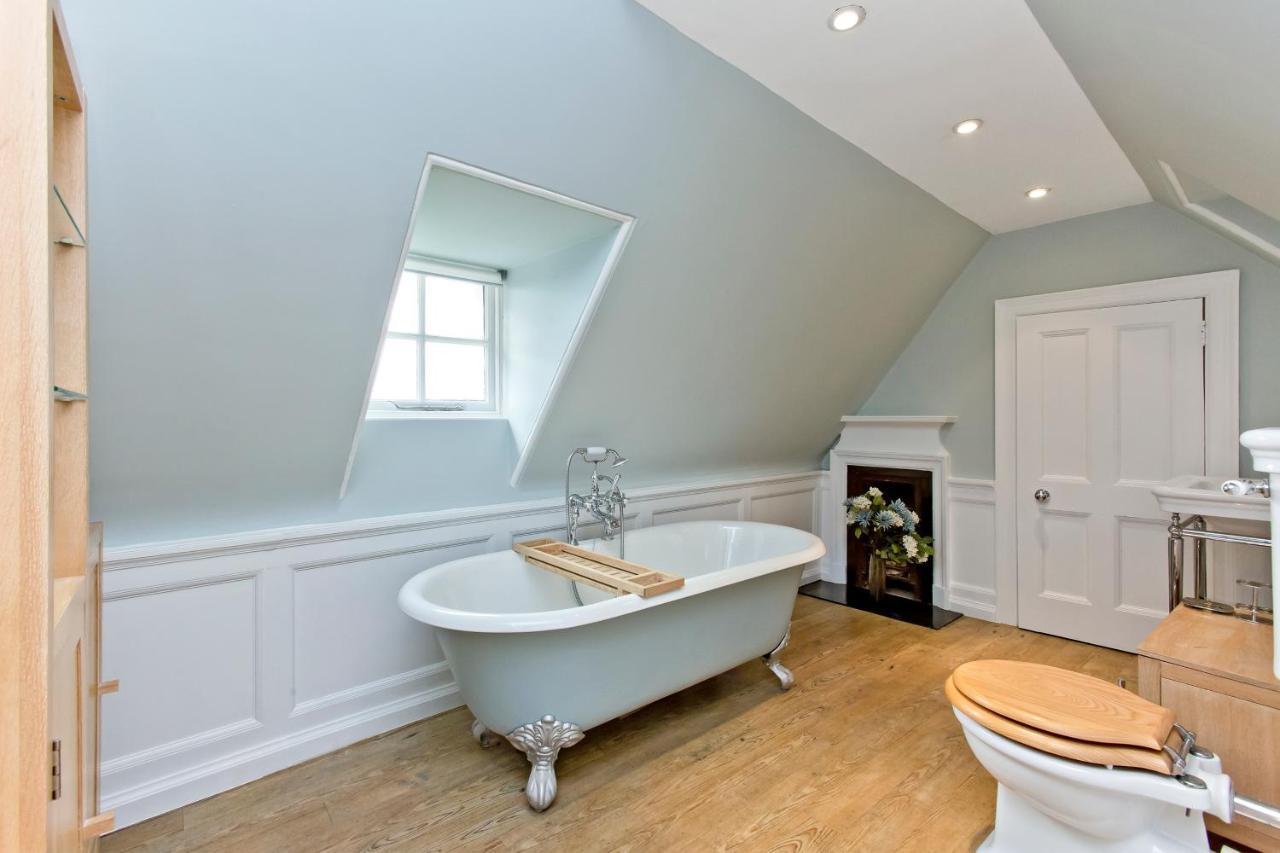 Luxury 3-Bedroom Apartment With Stunning Views At Ramsay Garden Edimburgo Esterno foto